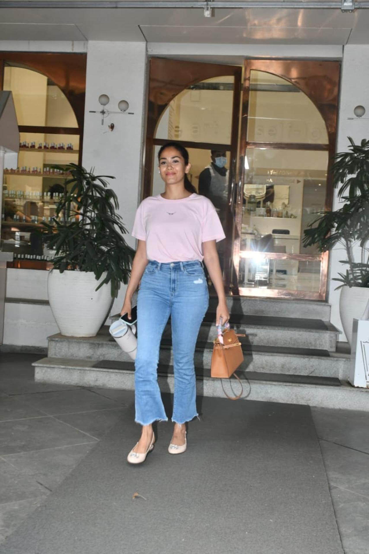 Mira Kapoor also made a casual appearance in the city today in a baby pink t-shirt tucked in a flared, cropped blue jeans. 